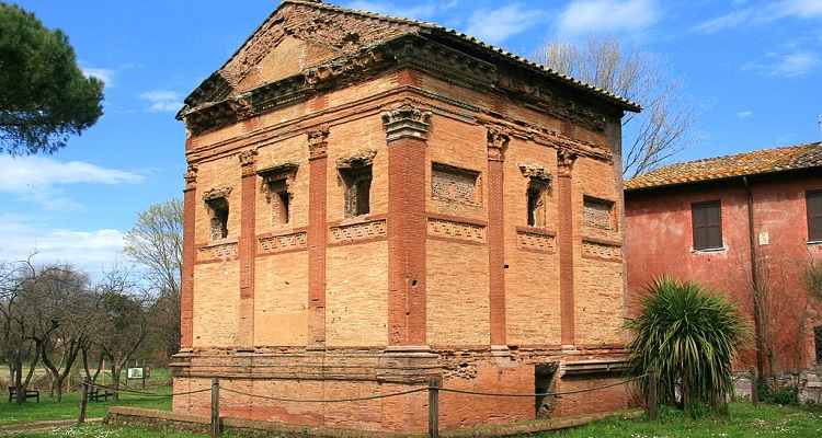 Parco della Caffarella Esterno del Cenotafio di Annia Regillia, al parco della Caffarella