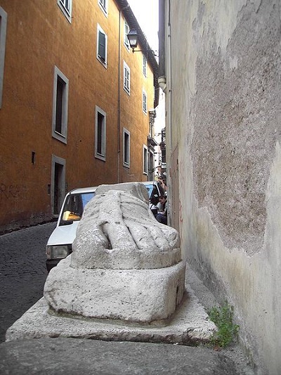 Il Pie' di marmo in Via Santo Stefano del Cacco
