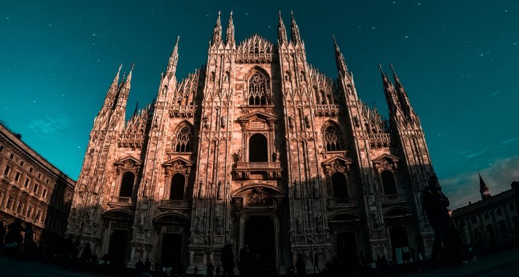 Vita milanese: il Duomo di Milano visto dal basso