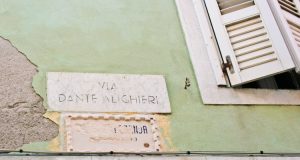 Muro verde con incisa Via Dante Alighieri
