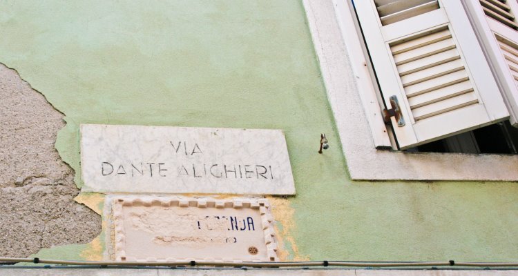 Muro verde con incisa Via Dante Alighieri