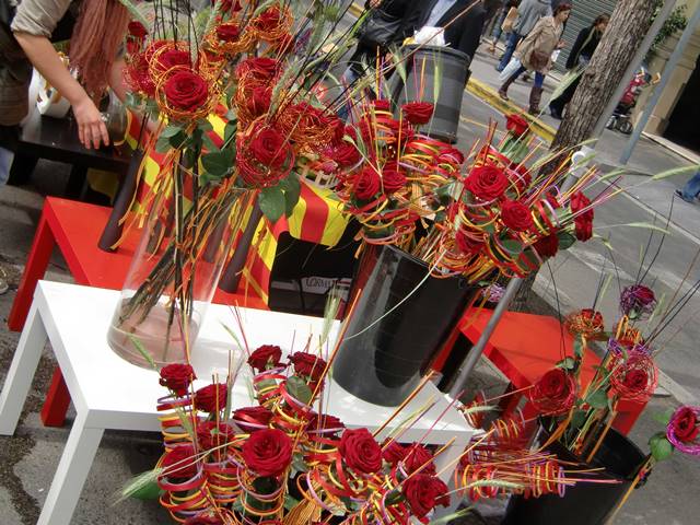 Fioraia e rose rosse per la festa di Sant Jordi