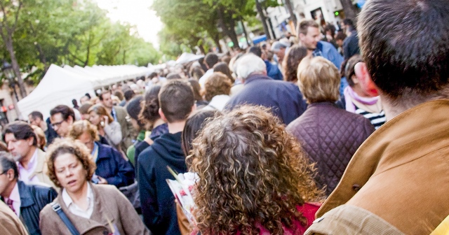 Folla che cammina a Barcellona, accanto a dei gazebo bianchi