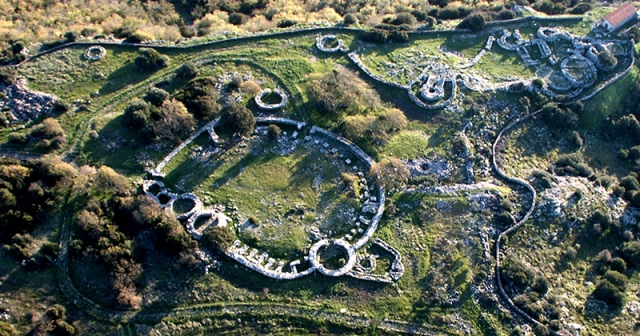 Sardegna: santuario nuragico di Santa Vittoria visto dall'alto