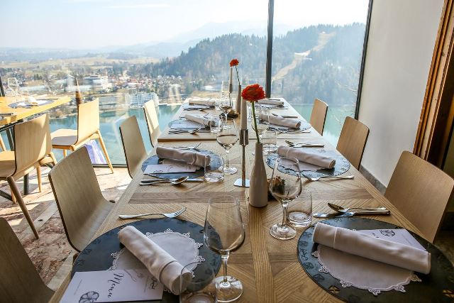 Slovenia: tavola imbandita nel Jezeršek Bled Castle Restaurant