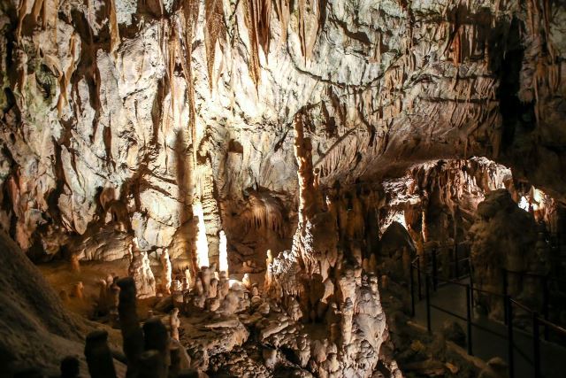 Stalattiti e stalagmiti nelle grotte di Postumia