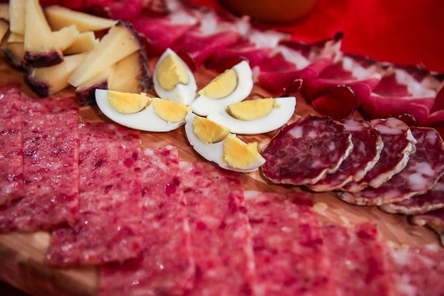 Salumi, formaggi e uova