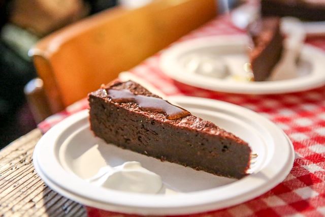Fetta di torta al cioccolato con un fiocco di panna montata a parte. Dolce tipico della Slovenia
