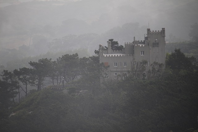 Città che non ti aspetti: Sintra avvolta dalla foschia