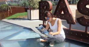 Donne in viaggio: ragazza seduta con la cartina geografica