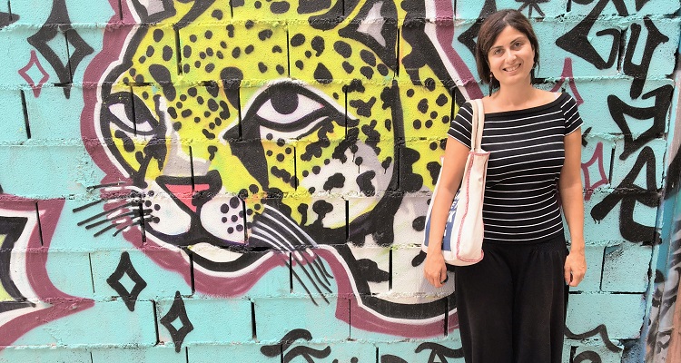 Street art a Vlencia Street Art a Valencia: ragazza appoggiata su un muro con disegnato un leopardo e altri graffiti