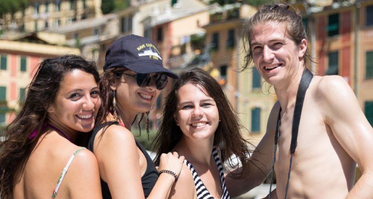 quattro ragazzi e ragazze sorridenti a Portofino - Get Your Liguria Experience