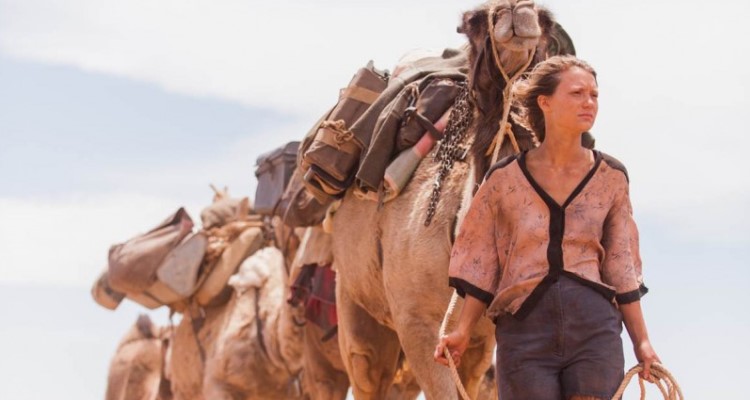 Protagonista del film Tracks insieme ai suoi cammelli che guarda vero la sua sinistra