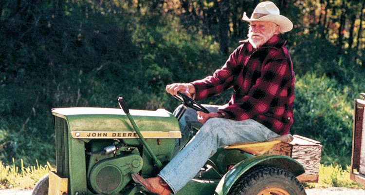 Viaggio perfetto: anziano protagonista di Una Storia Vera a bordo del tosaerba John Deere