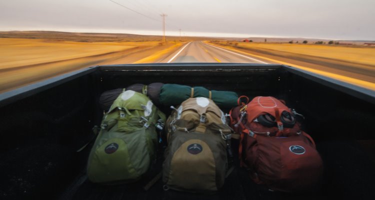 Bagagli su un camioncino in viaggio