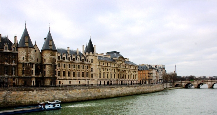 Senna Barca che trasporta un'automobile sulla Senna