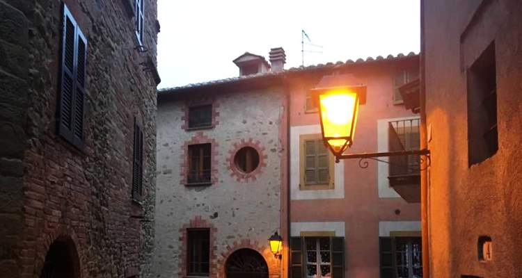 Umbria: dettagli architettonici di Paciano di sera