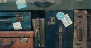 Bagagli vintage incastrate le une sulle altre