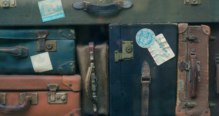 Bagagli vintage incastrate le une sulle altre