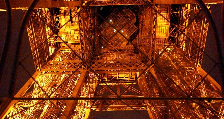 Tour Eiffel Parigi in 24 ore: particolare della Tour Eiffel vista dal basso