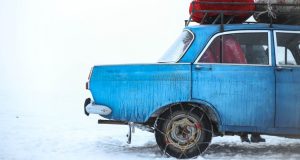 Automobile vintage sulla neve,con le catene - anni '90