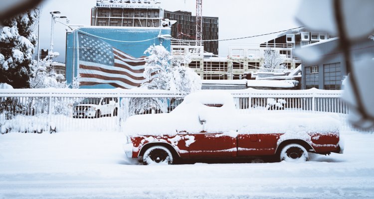 Neve Problemi in viaggio: automobile rossa sotto la neve
