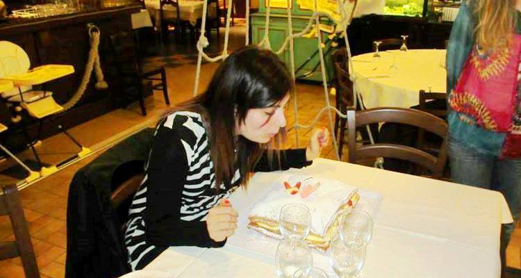 Cose da fare prima dei 40 anni: ragazza che soffia sulle candeline