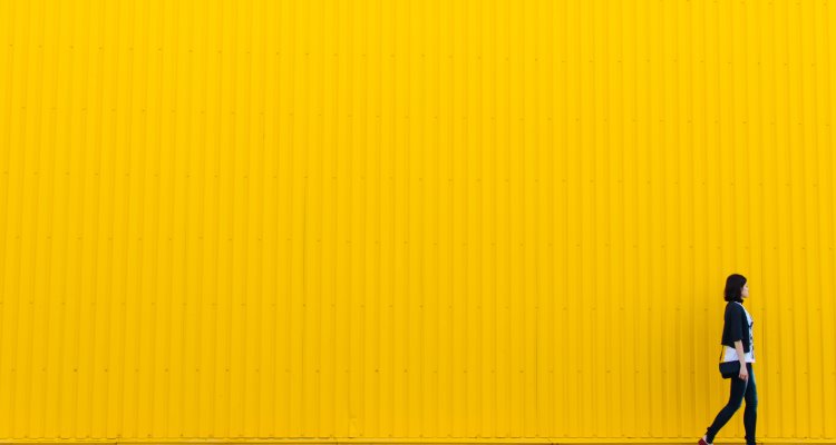 Ragazza su sfondo giallo