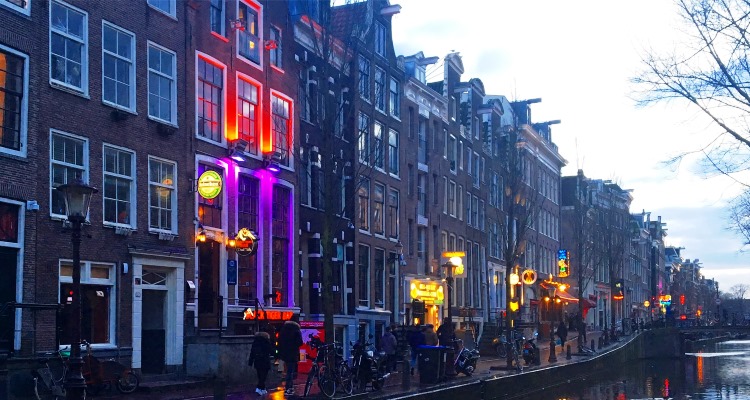 Il quartiere a luci rosse di Amsterdam al crepuscolo