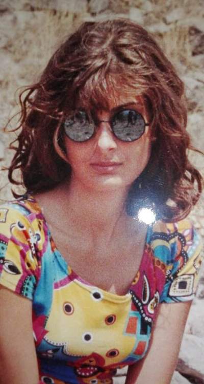 Adolescente con occhiali da sole negli anni '90