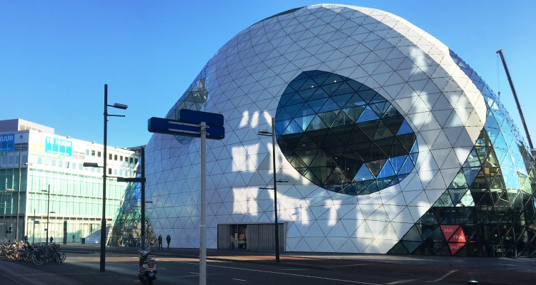 Una struttura avveniristica in vetro a Eindhoven
