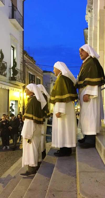 Arciconfraternita di Troia sul sagrato della cattedrale