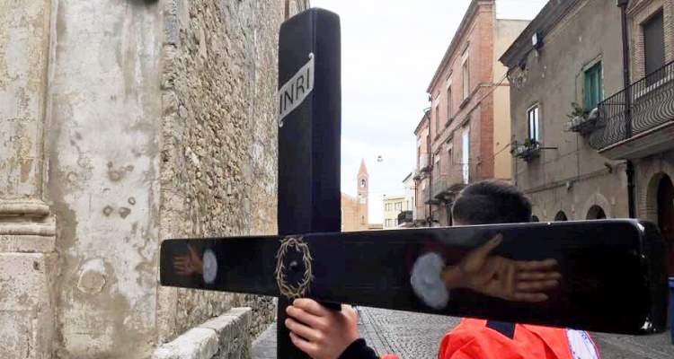 Croce Settimana Santa: croce dipinta per la processione delle catene di Troia
