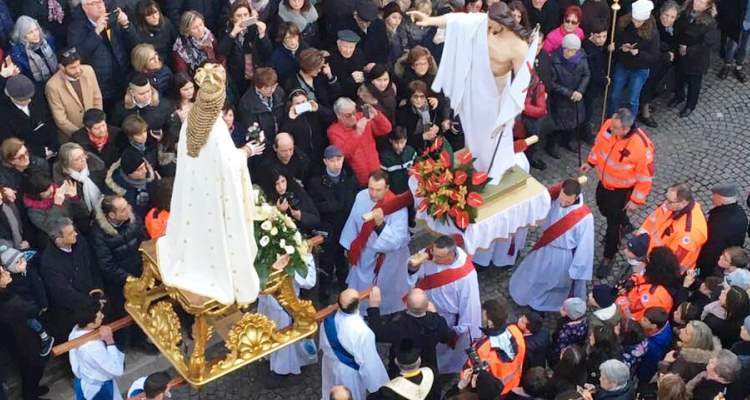 Processione del Bacio Settimana Santa: Gesù e la Madonna nella processione del Bacio di Troia