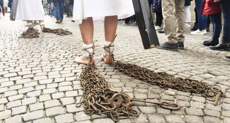 Processione della Settimana Santa Catene legate alle caviglie di un penitente della processione delle catene a Troia