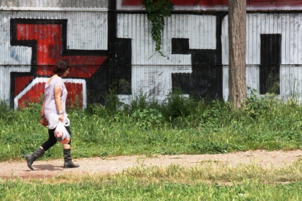 Fotografia di viaggio: donna che cammina al Parco degli Acquedotti