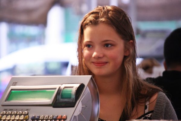 Ragazzina davanti a un registratore di cassa
