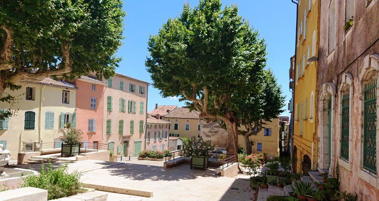 Provenza: centro storico di Lorgues, con case pastello e alberi