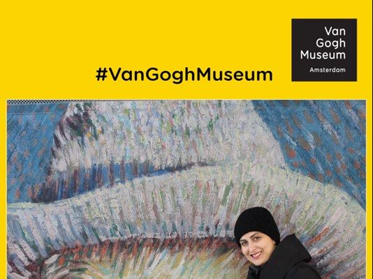 Meet Vincent: ragazza di fronte al cartellone di Van Gogh al Van Gogh Museum