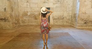 Blogger di spalle con cappellino di paglia