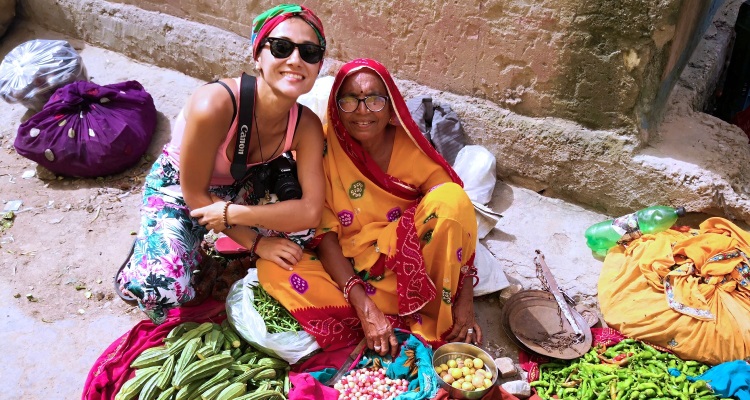 India: ragazza con venditrice indiana al mercato