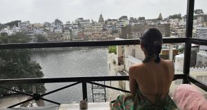 India: ragazza in un bar di fronte a un panorama indiano