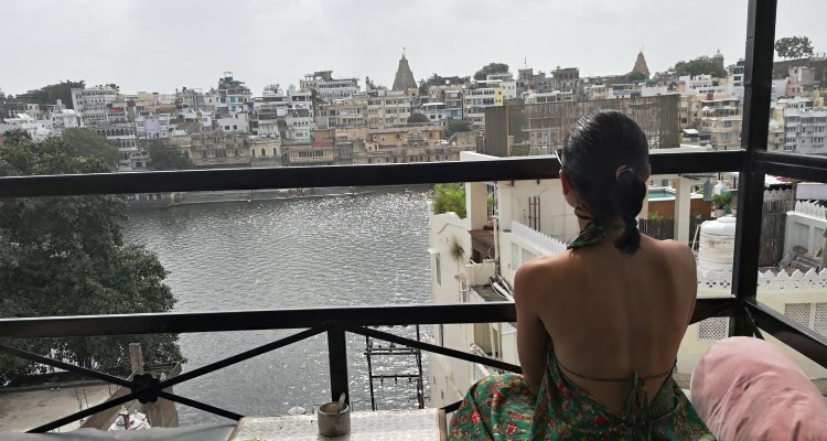 India: ragazza in un bar di fronte a un panorama indiano