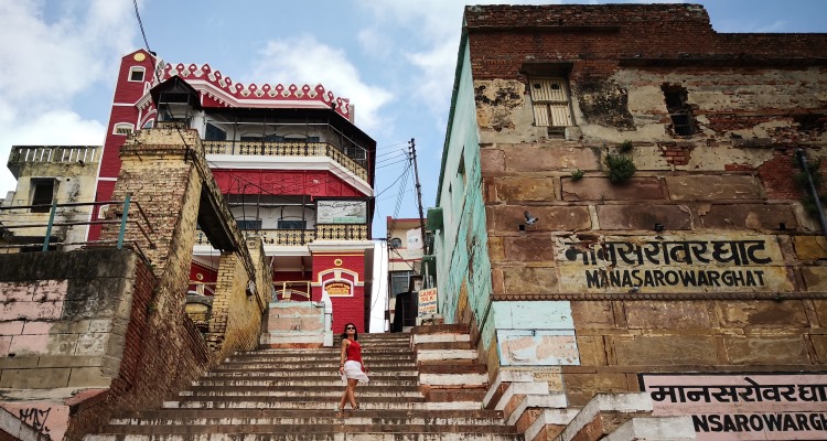 Ragazza in cima a una scalinata in India