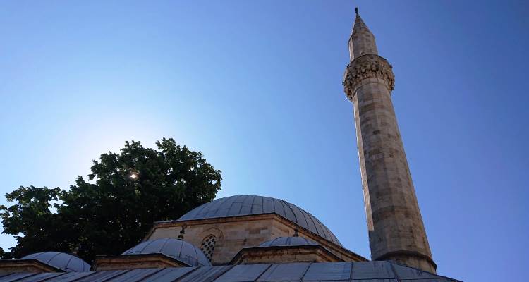 Mostar: tetti e minareto di Mehmed Karadoz