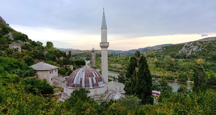 Bosnia ed Erzegovina: la moschea di Pocitelj vista dall'alto