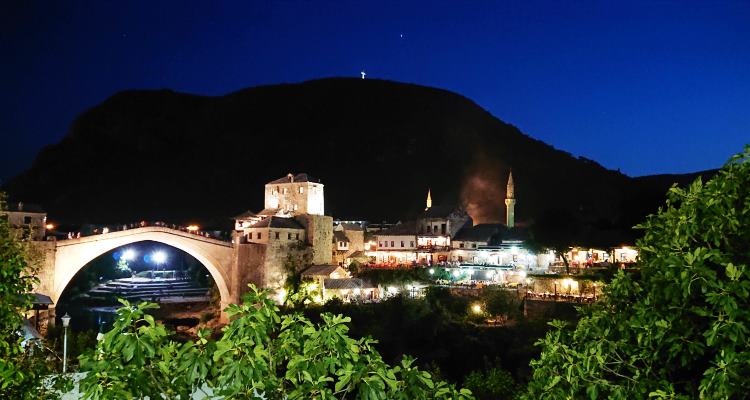 Mostar: lo Stari Most visto da lontano, di sera