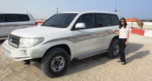 Noleggiare l'auto quando si viaggia: ragazza in Qatar