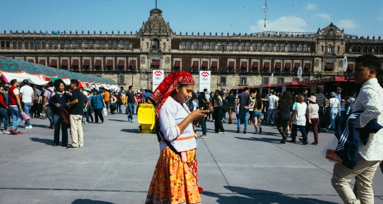 Donna in piazza a Città del Messico