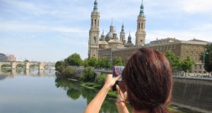 Liebster Award: ragazza di spalle che fotografa la cattedrale di Saragozza